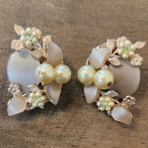 Elegant Pearl Floral Clip-On Earrings - Cream & Gold